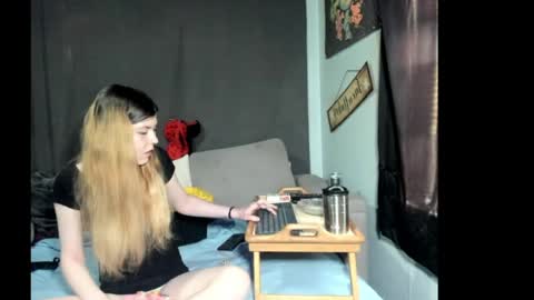 roxihazeleyes online show from 27, 3, 2026