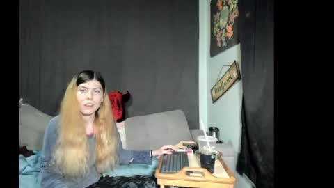 roxihazeleyes online show from 9, 4, 2026