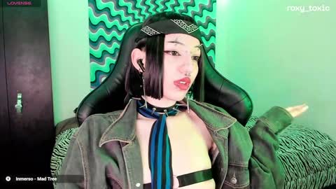 Roxy Independient model Help me to reach 50 thumbs up online show from 13, 12, 2024