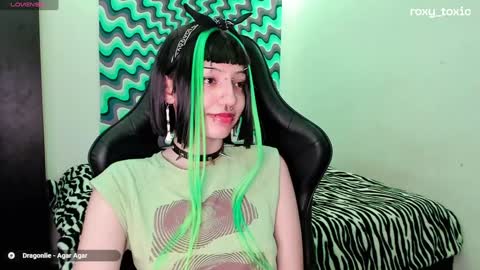 Roxy Independient model Help me to reach 50 thumbs up online show from 21, 1, 2025