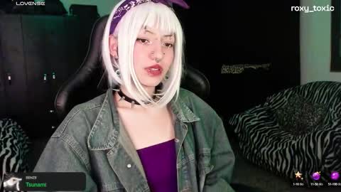 Roxy Independient model Help me to reach 50 thumbs up online show from 8, 10, 2025