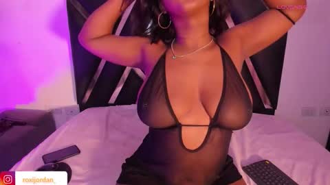 Snapshot of roxyjordan chatting on 9, 10, 2025 Roxxy Queen online show from 9, 10, 2025