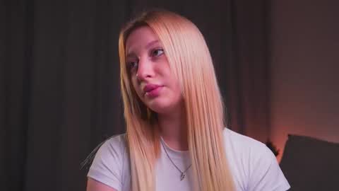 Snapshot of rue_novella chatting on 2, 10, 2025 Mila online show from 2, 10, 2025