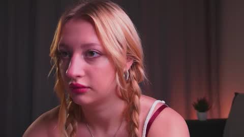 Snapshot of rue_novella chatting on 3, 10, 2025 Mila online show from 3, 10, 2025