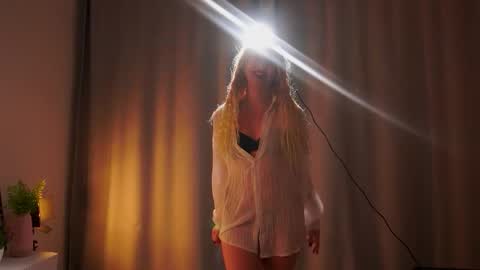 Snapshot of rue_novella chatting on 9, 10, 2025 Mila online show from 9, 10, 2025
