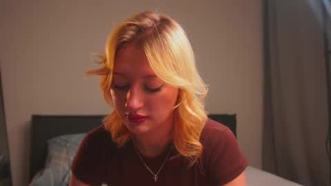 Snapshot of rue_novella chatting on 15, 10, 2025 Mila online show from 15, 10, 2025