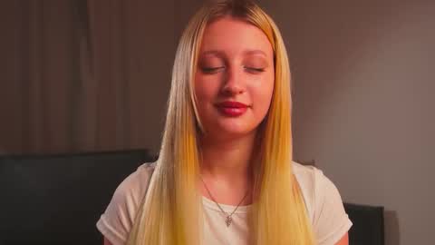 Snapshot of rue_novella chatting on 18, 10, 2025 Mila online show from 18, 10, 2025