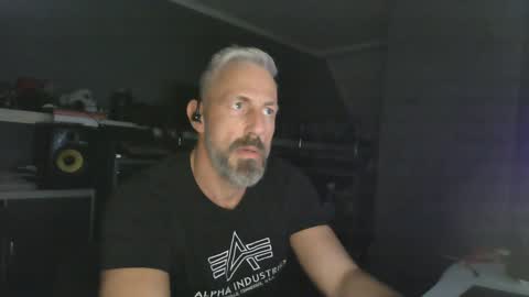 Chico que rico Caliente online show from 28, 1, 2025