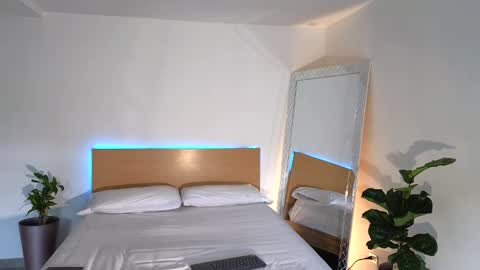  R U S S E L L  online show from 11, 9, 2025