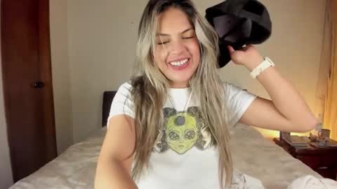 Snapshot of s_u_n_r_i_s_e_e chatting on 7, 2, 2026 Leslie Beltrn online show from 7, 2, 2026