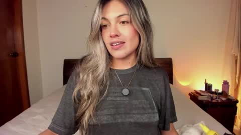 Snapshot of s_u_n_r_i_s_e_e chatting on 3, 4, 2026 Leslie Beltrn online show from 3, 4, 2026