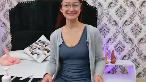 Snapshot of saara_brown chatting on 3, 10, 2025 Saara Brown online show from 3, 10, 2025