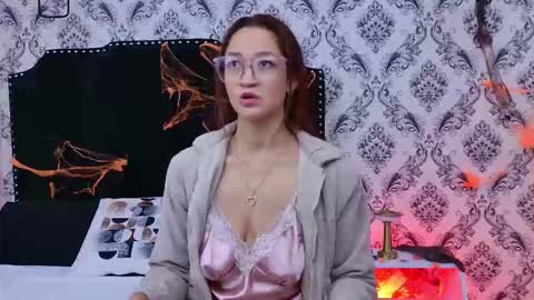 Snapshot of saara_brown chatting on 2, 11, 2025 Saara Brown online show from 2, 11, 2025