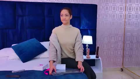 Snapshot of saara_brown chatting on 8, 11, 2025 Saara Brown online show from 8, 11, 2025