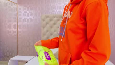 Snapshot of saara_brown chatting on 9, 11, 2025 Saara Brown online show from 9, 11, 2025