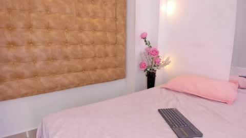 sara_sm1th_ online show from 23, 4, 2026