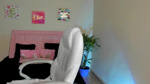 Sarah Ramirez online show from 25, 2, 2025