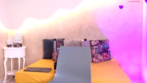 saraaguzman online show from 9, 10, 2025