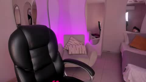 Sarah Rhodes online show from 21, 11, 2025