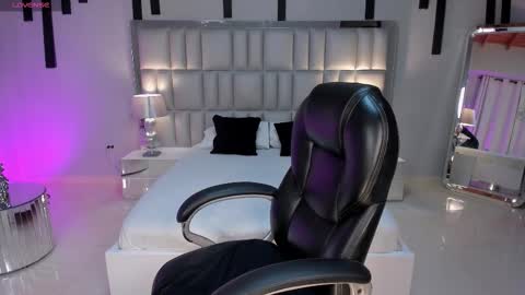 Sarah Rhodes online show from 17, 3, 2026