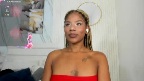 Snapshot of saralewwis chatting on 20, 5, 2026 Sara Lewis online show from 20, 5, 2026