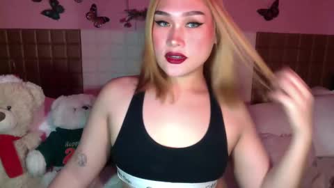 Snapshot of sassy_sarah19 chatting on 1, 1, 2025 Sarah Drews Super model online show from 1, 1, 2025