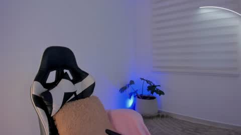 Savannahwildee online show from 5, 8, 2026