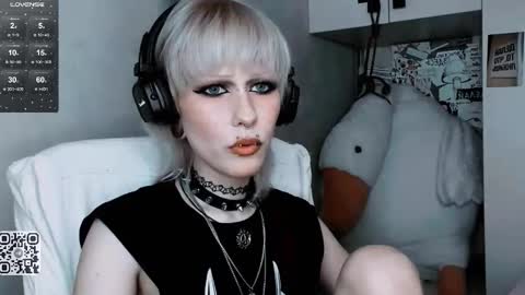 pronoun she. name Mary. age 21. online show from 22, 10, 2025