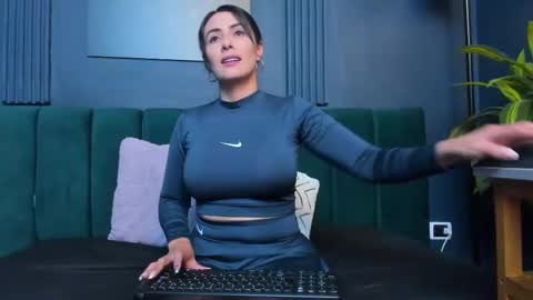 Scarlet Edwars online show from 14, 10, 2025