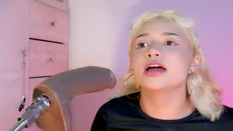 scarlet_gold online show from 8, 4, 2026