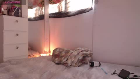 Scarlett Thumb up please help me 100 its important online show from 15, 4, 2026