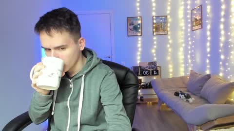 Thomas brunette and Alex blond online show from 5, 1, 2025