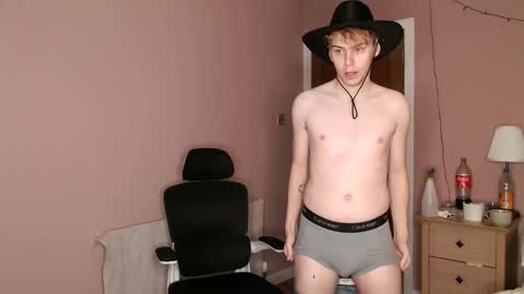Snapshot of scottish_twink01 chatting on 18, 9, 2025 danny online show from 18, 9, 2025