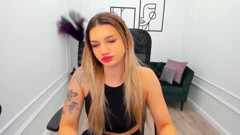 Snapshot of selenaemoore chatting on 3, 10, 2025 selenaemoore online show from 3, 10, 2025