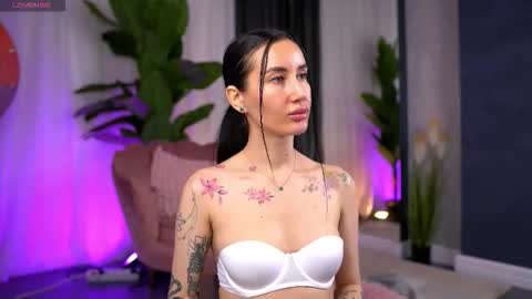 Snapshot of serenavelour chatting on 23, 10, 2025 Serena online show from 23, 10, 2025
