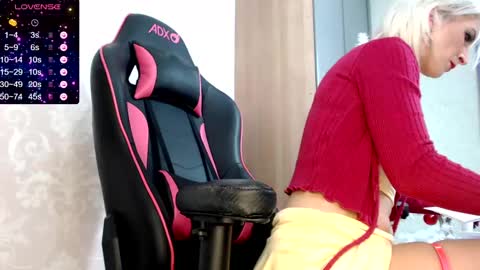 Snapshot of serenexxmilf chatting on 20, 12, 2024 serenexx  your MILF online show from 20, 12, 2024