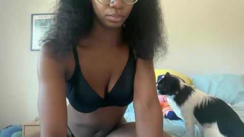 Snapshot of serenitybee chatting on 28, 9, 2025 Serenity Bee   online show from 28, 9, 2025
