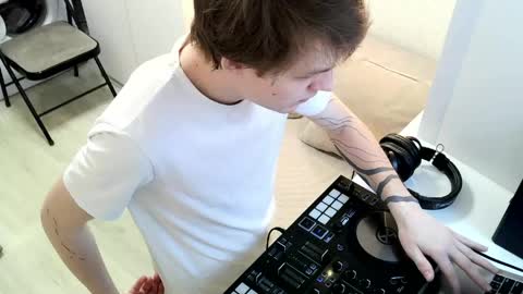 Jennis and OliverPvt is open online show from 28, 4, 2026