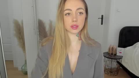 Snapshot of sexy_coralie chatting on 4, 2, 2025 C o r a l i e online show from 4, 2, 2025