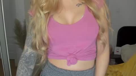 Snapshot of sexy_coralie chatting on 12, 3, 2025 C o r a l i e online show from 12, 3, 2025