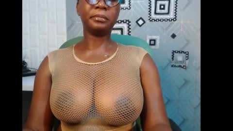 Snapshot of sexy_pearl12 chatting on 12, 1, 2025 zoe online show from 12, 1, 2025