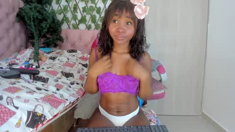 Snapshot of sexybrunnetem chatting on 24, 12, 2024 sofia online show from 24, 12, 2024