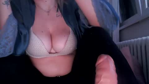 Snapshot of sexyella25 chatting on 29, 1, 2025 .... ............ Onlyfans online show from 29, 1, 2025