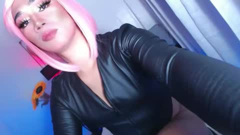 Snapshot of shane_hugexx chatting on 15, 4, 2026 MISS SHANE online show from 15, 4, 2026