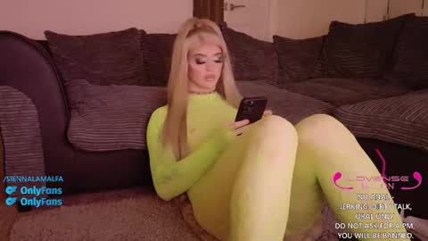 Snapshot of siennalamalfa chatting on 16, 10, 2025 Sienna La Malfa online show from 16, 10, 2025