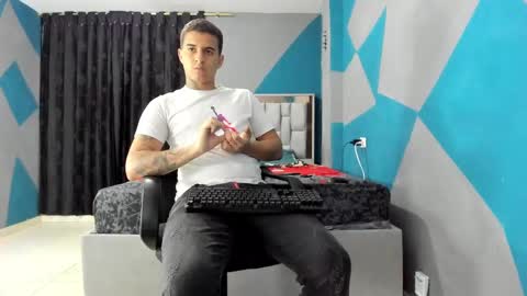 Snapshot of simonkeler chatting on 6, 12, 2024 SIMON KELER online show from 6, 12, 2024