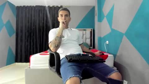 Snapshot of simonkeler chatting on 29, 12, 2024 SIMON KELER online show from 29, 12, 2024