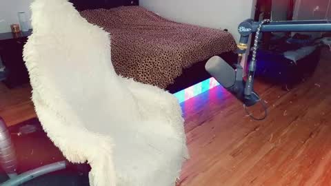 Ashleigh Mak online show from 13, 4, 2026