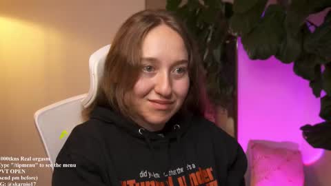 Im Scarlett  ONLINE  5pm-10pm NYC time  online show from 18, 9, 2025