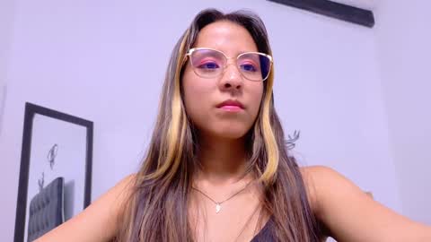 skinny_hottie18 online show from 24, 1, 2025